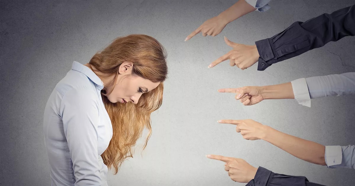 Почему вас обесценивают: страх чужого превосходства